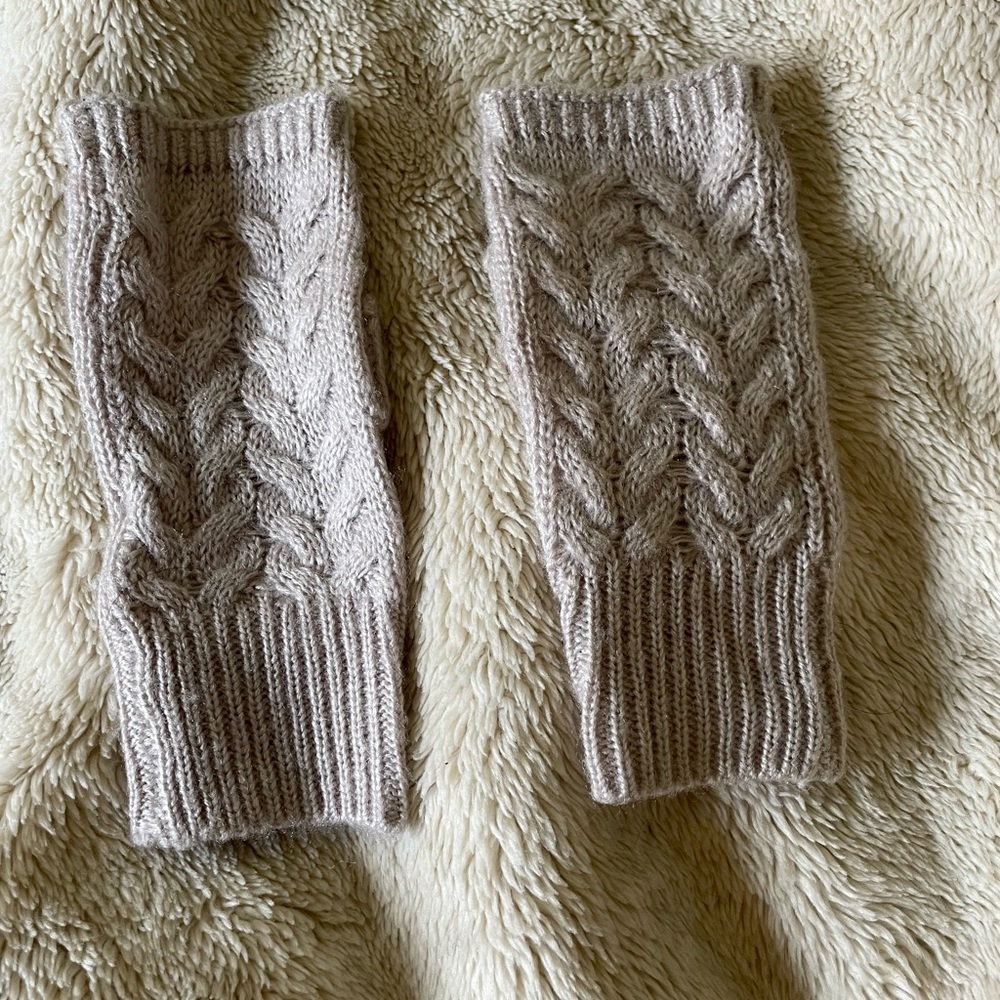 H&M dainty knit gloves. Great condition. One size. 100% acrylic. - Picture 6 of 7
